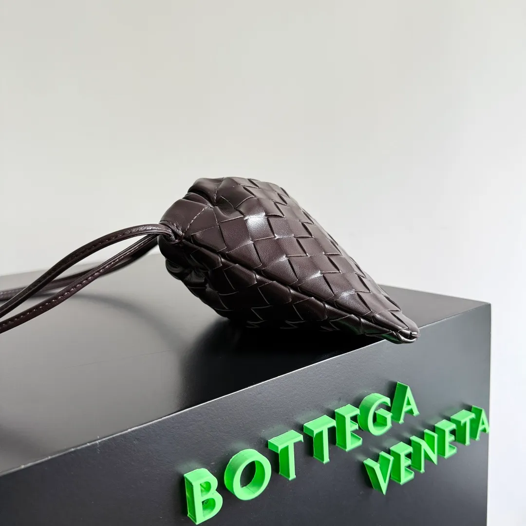 Batch 1400 BOTTEGA VENETA DUSTBAG mini size is officially launched📣📣. It still continues the classic weaving process. The lazy and casual feeling presented by the drawstring pockets is not too suitable for summer. The small back body is light and convenient. It is enough to carry lipstick and tissues when going out every day. It is not easy to make mistakes with any clothes. The shoulder strap has a buckle and pull-out design, which can be adjusted to unlock multiple carrying methods. Style number: 816987 Size: 21*16.6*1cm